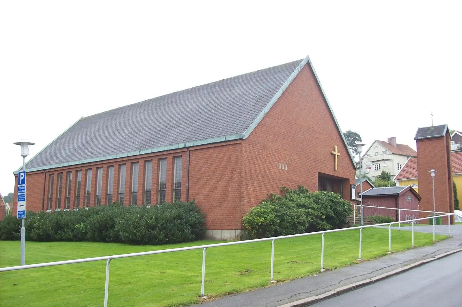 Kungsladugårds kyrka i rött tegel