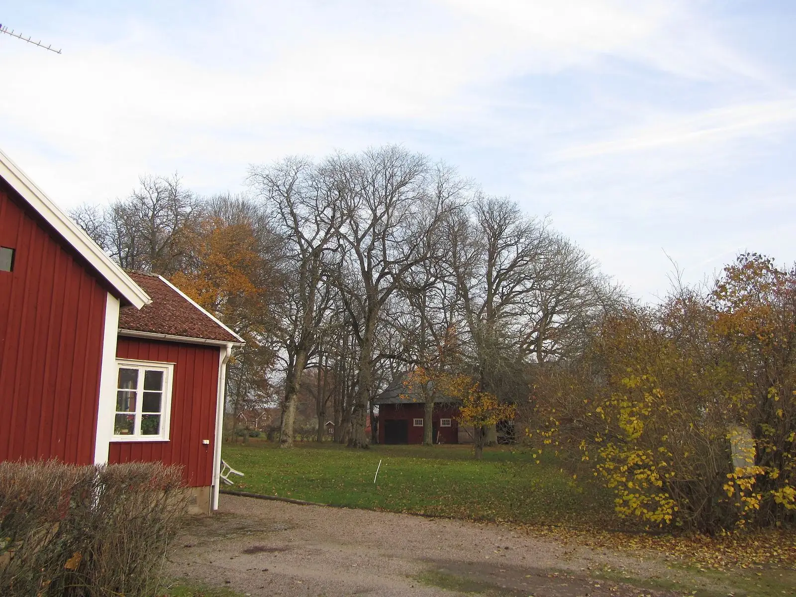 Röda hus vid Lundby gamla kyrka