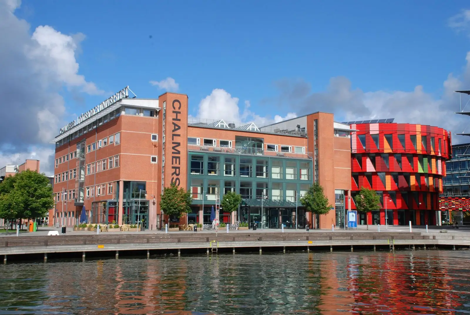 Chalmers Lindholmen vid vattnet