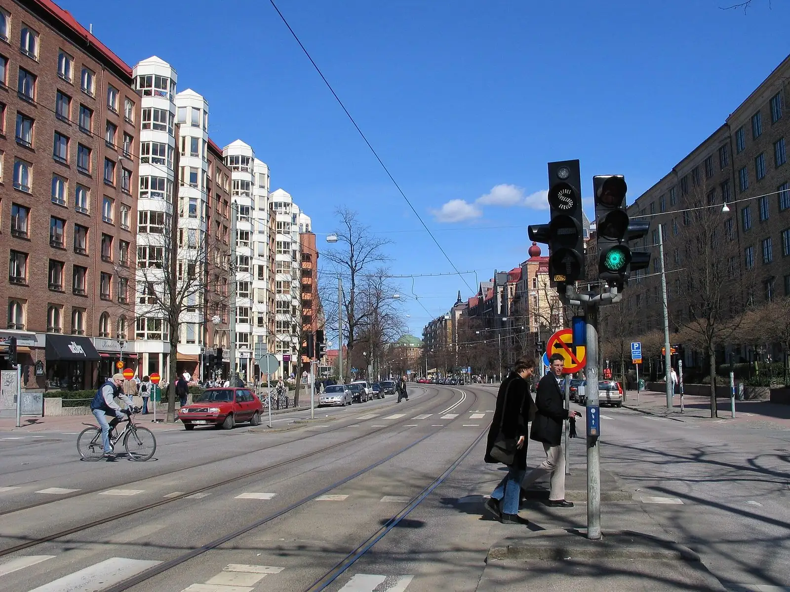 Linnégatan med spårvagnsspår och höga stenhus