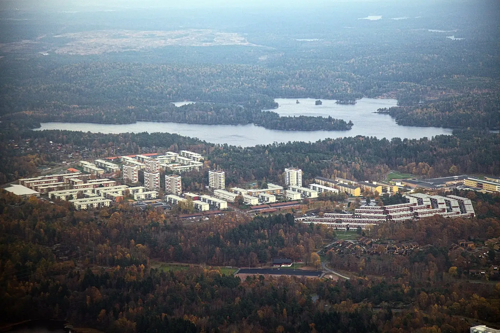Flygbild över Lövgärdet vid sjöarna