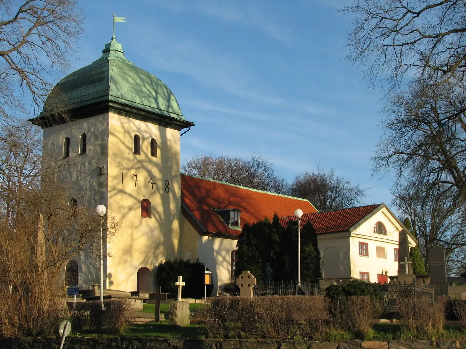 Örgryte gamla kyrka i höstsol