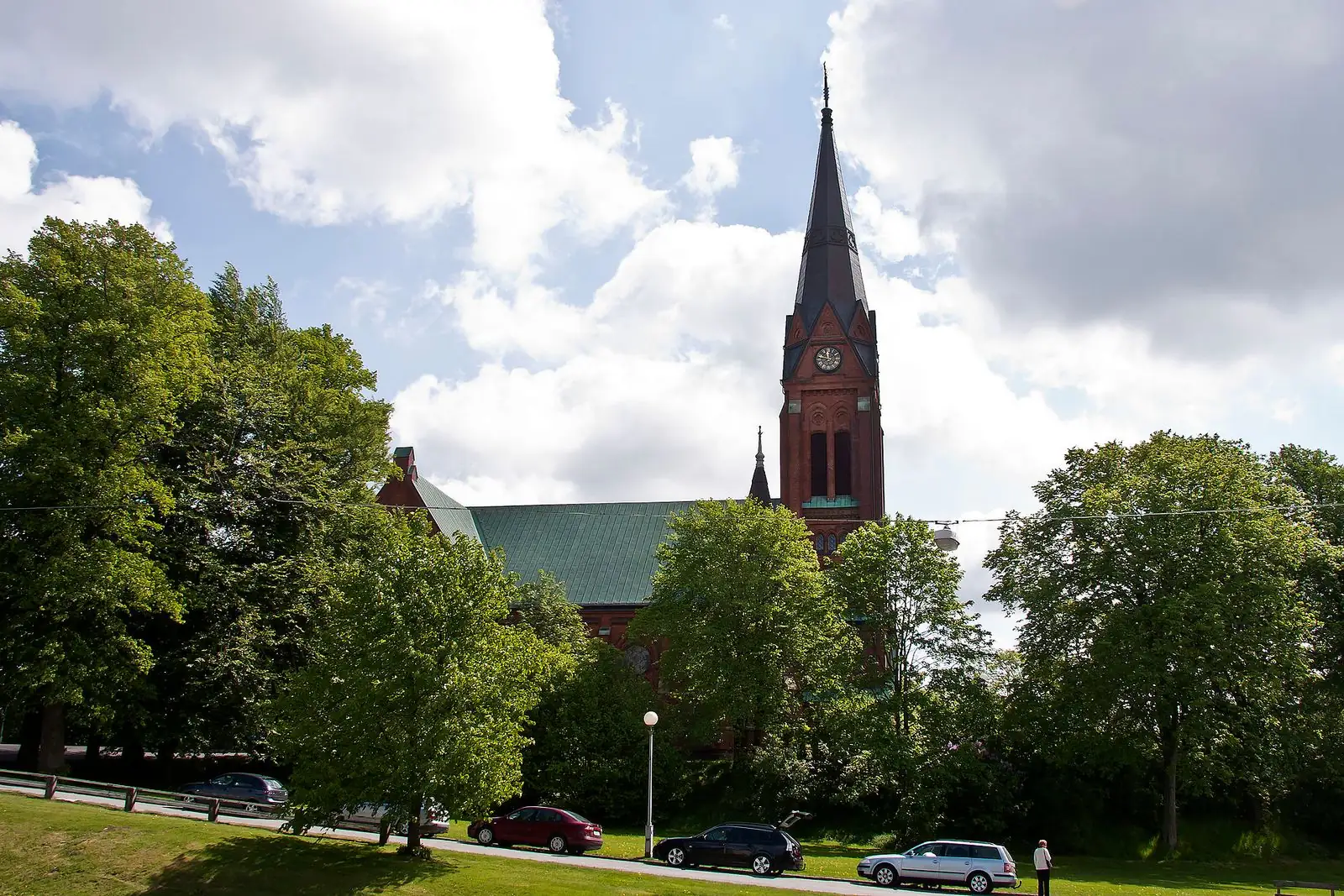 Örgryte nya kyrkas torn bakom träden