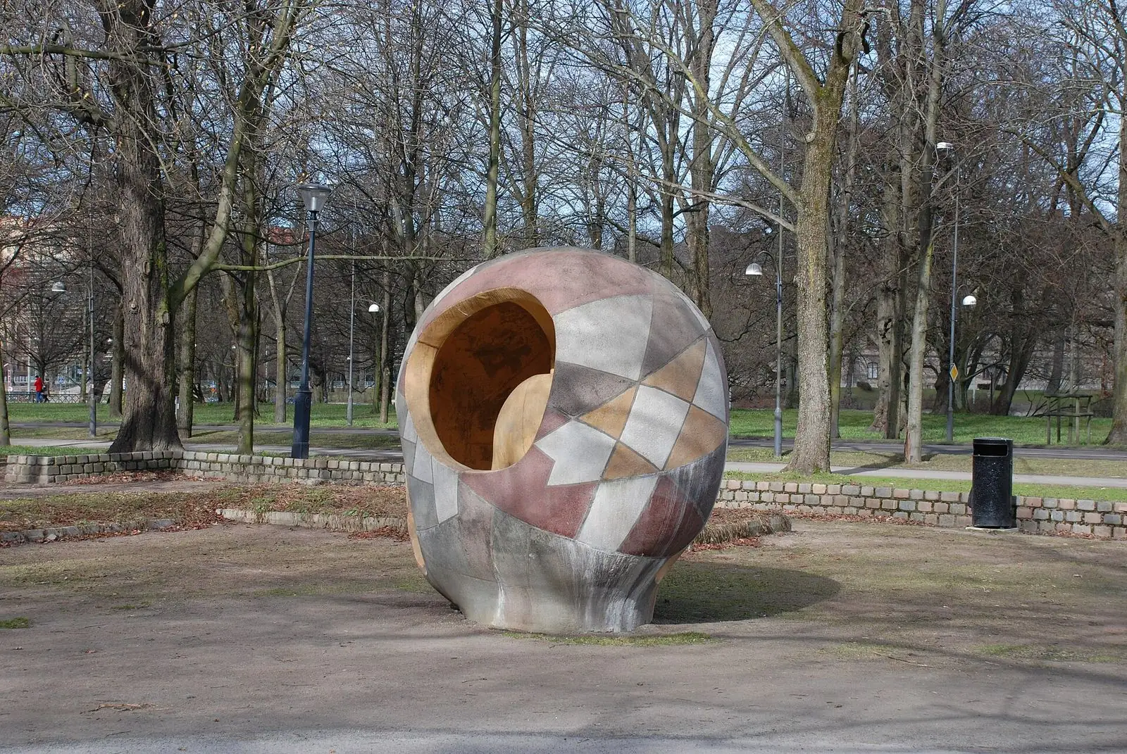 Skulpturen Påskägget i Vasaparken