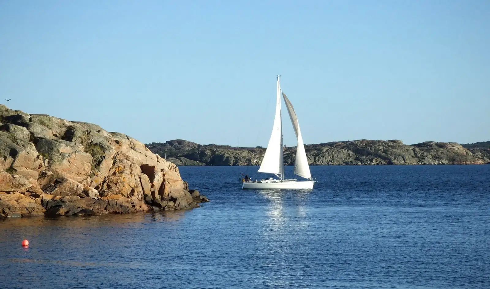 Segelbåt på Gullmarsfjorden vid Lysekil