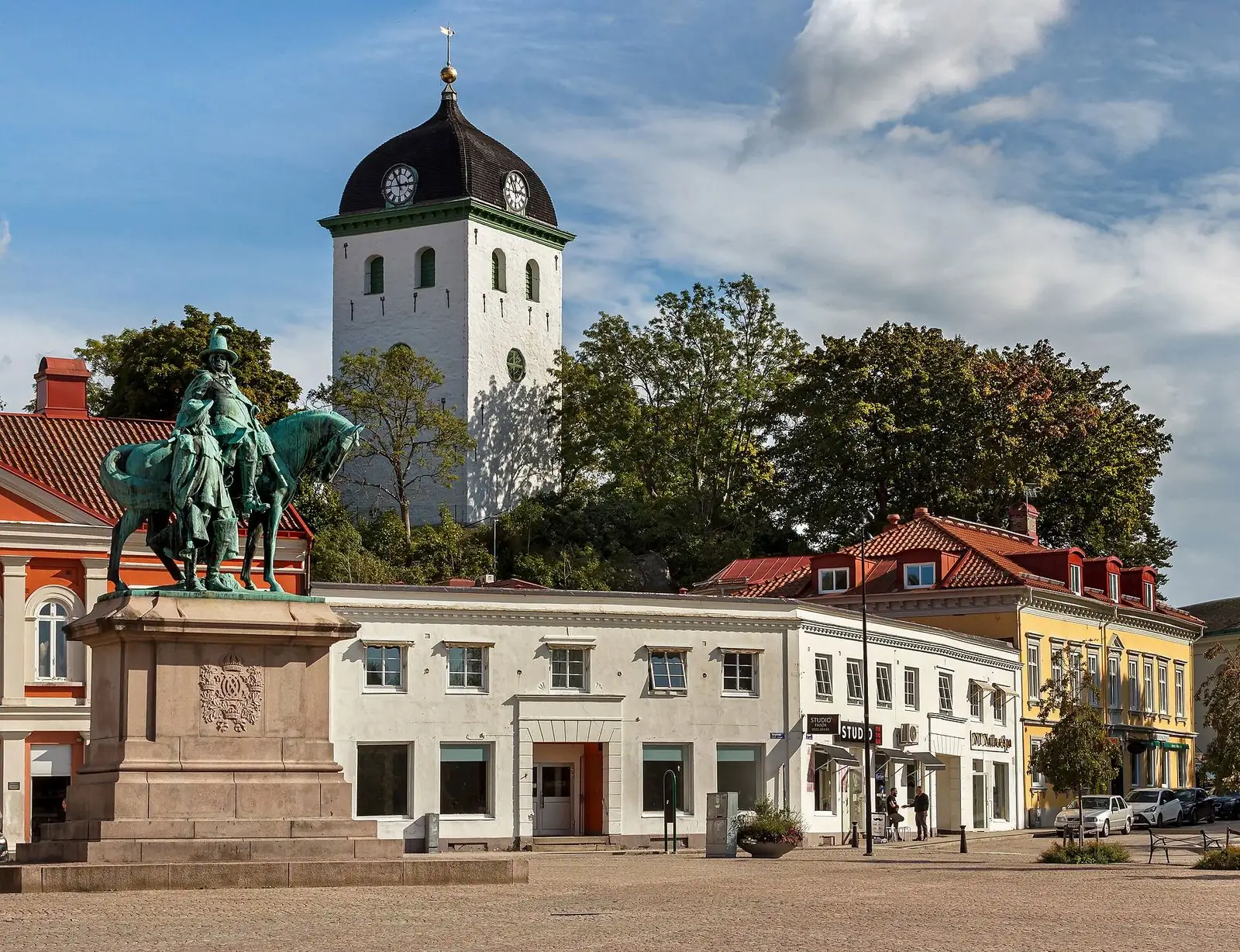 Torget i Uddevalla med kyrkan