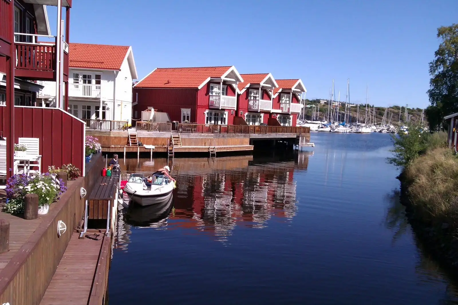 Röda hus vid vattnet i Strömstad