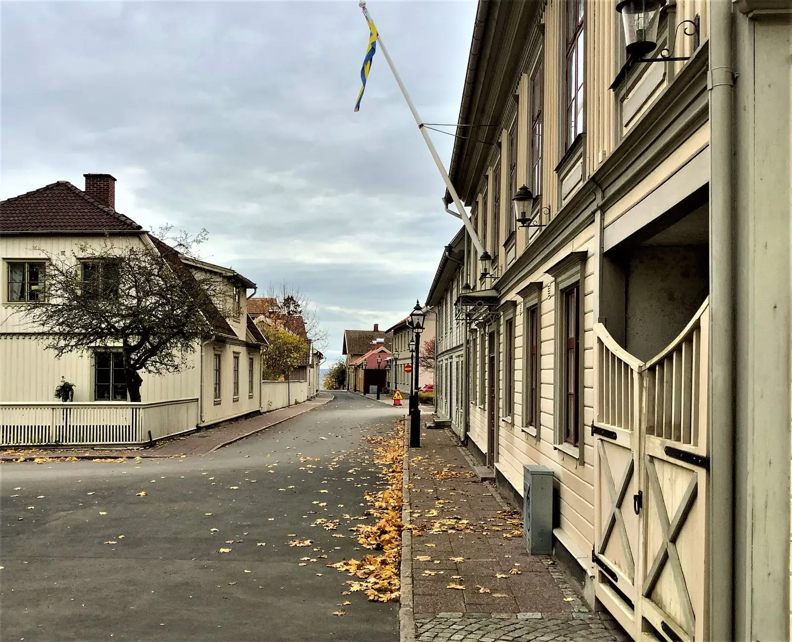 Utsikt från Sjögatan ner mot Vättern i Hjo