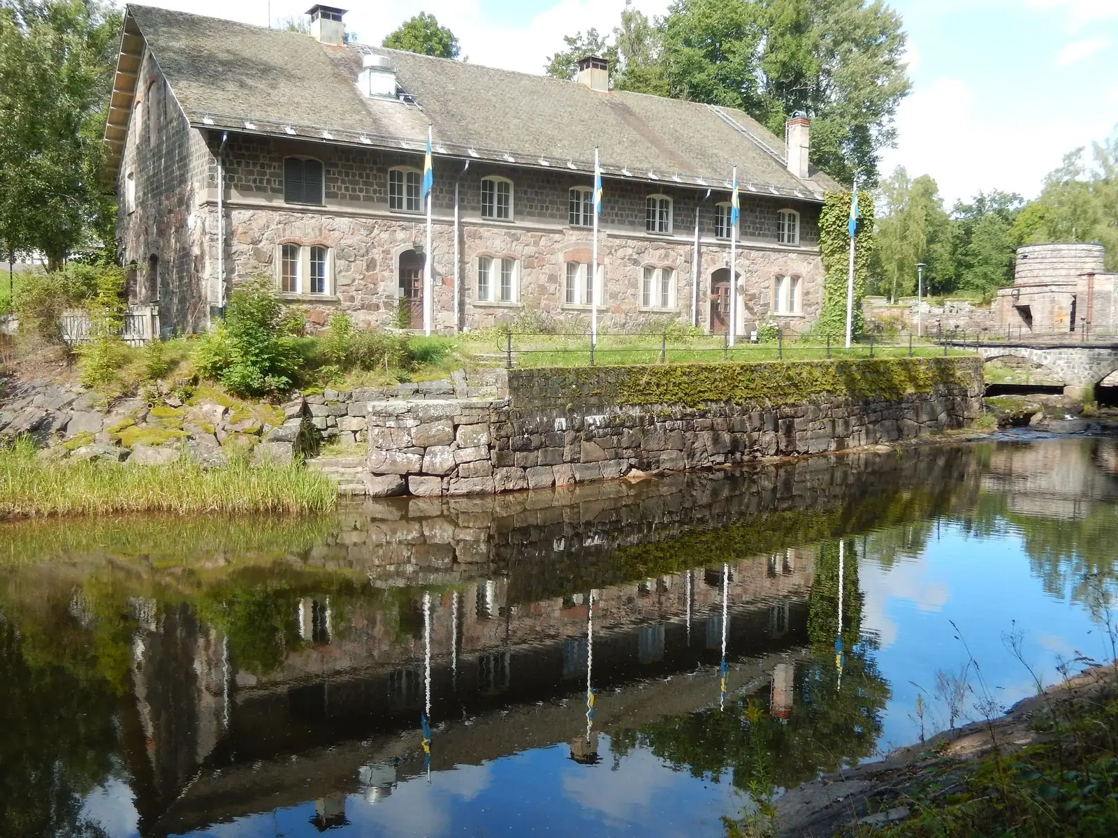 Bruksmiljö vid vattnet i Grums