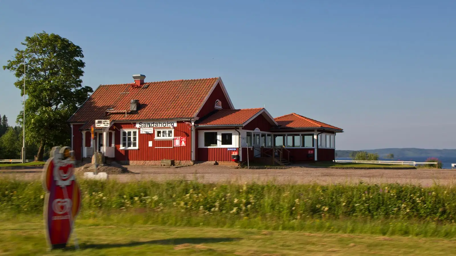 Rött hus vid sjön i Årjäng