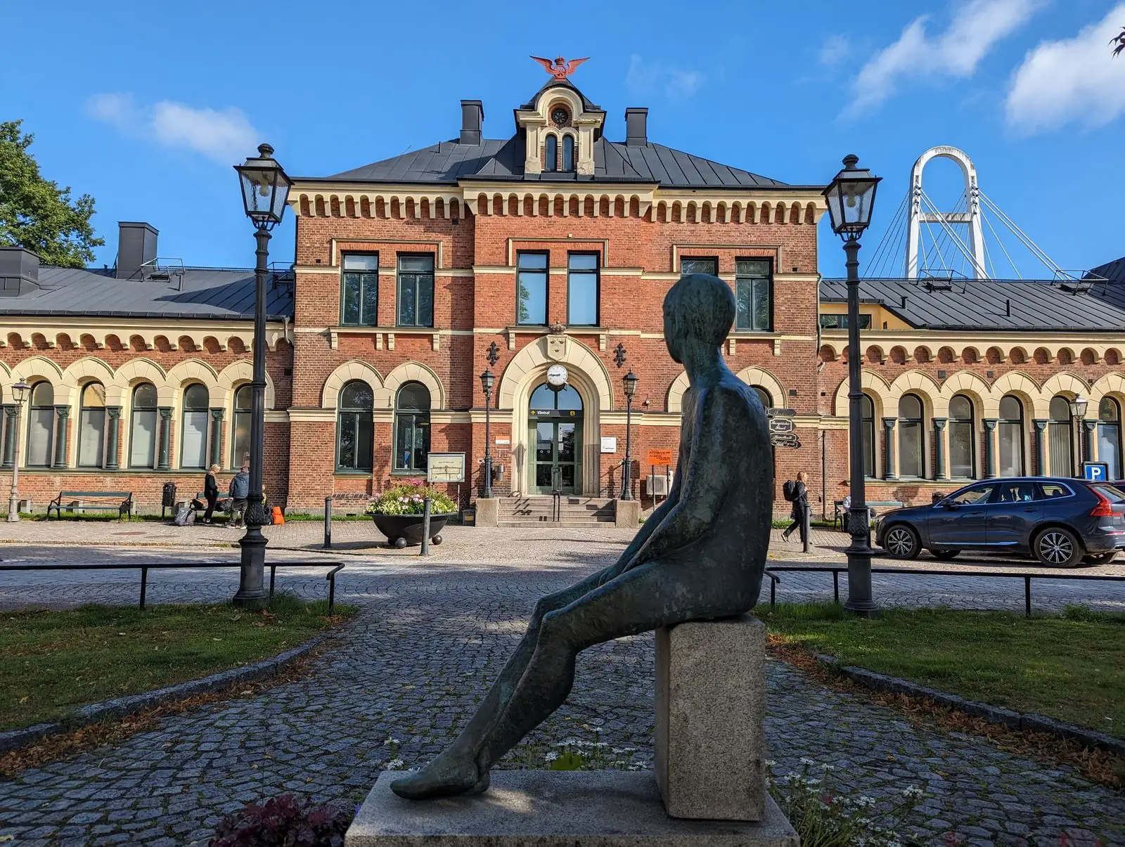 Stationshuset i Hallsberg med statyn framför