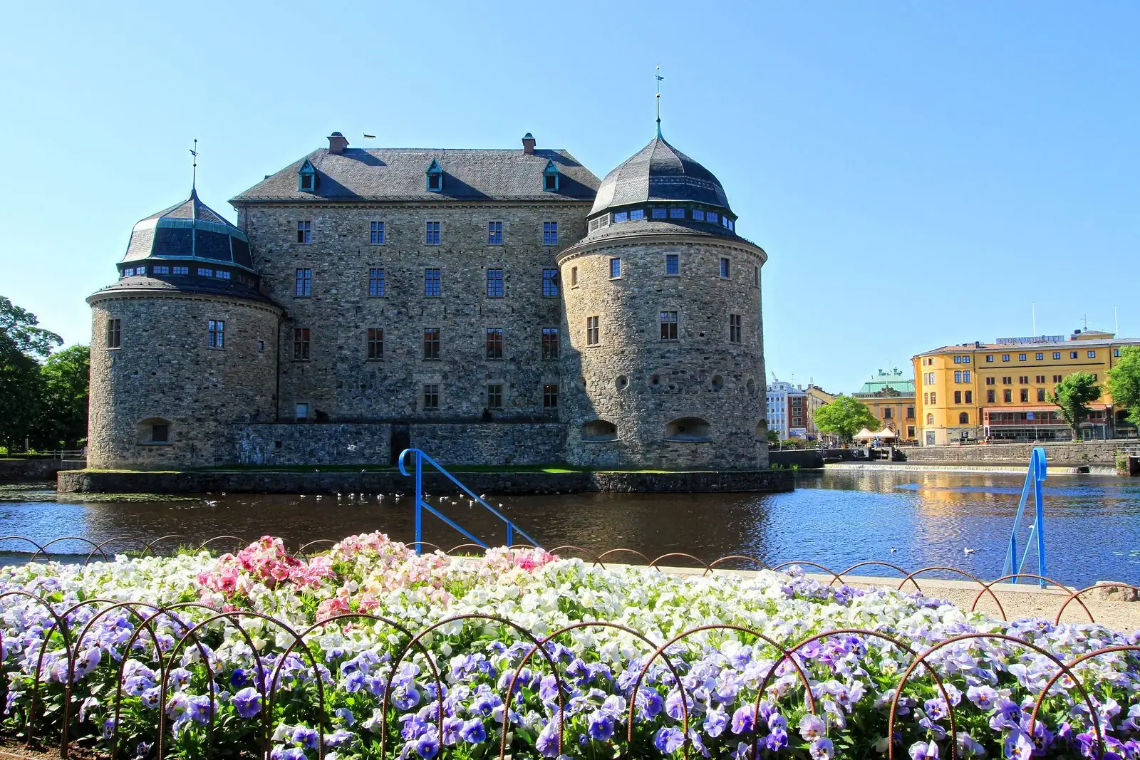 Örebro slott med blomsterrabatter