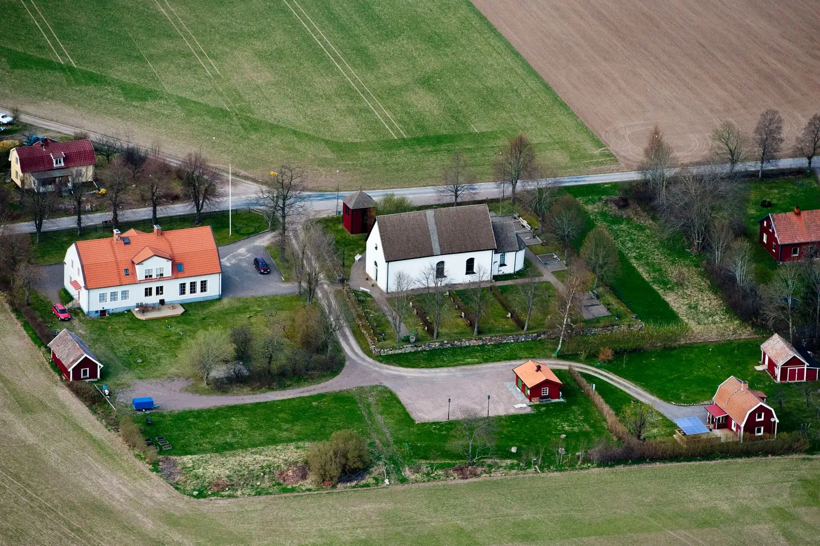 Kumla kyrka och gårdarna runt omkring från luften