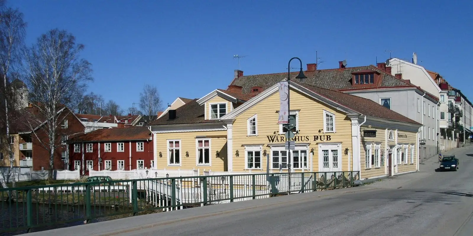 Gamla trähus vid bron i Askersund
