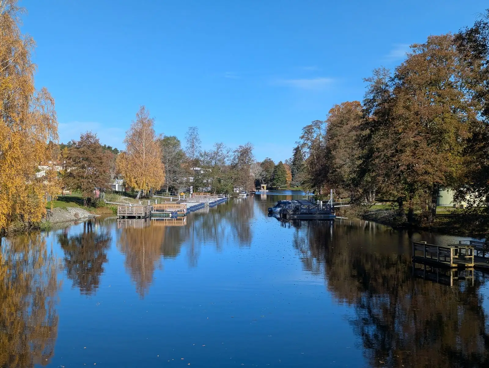 Bottenån genom Lindesberg en höstdag