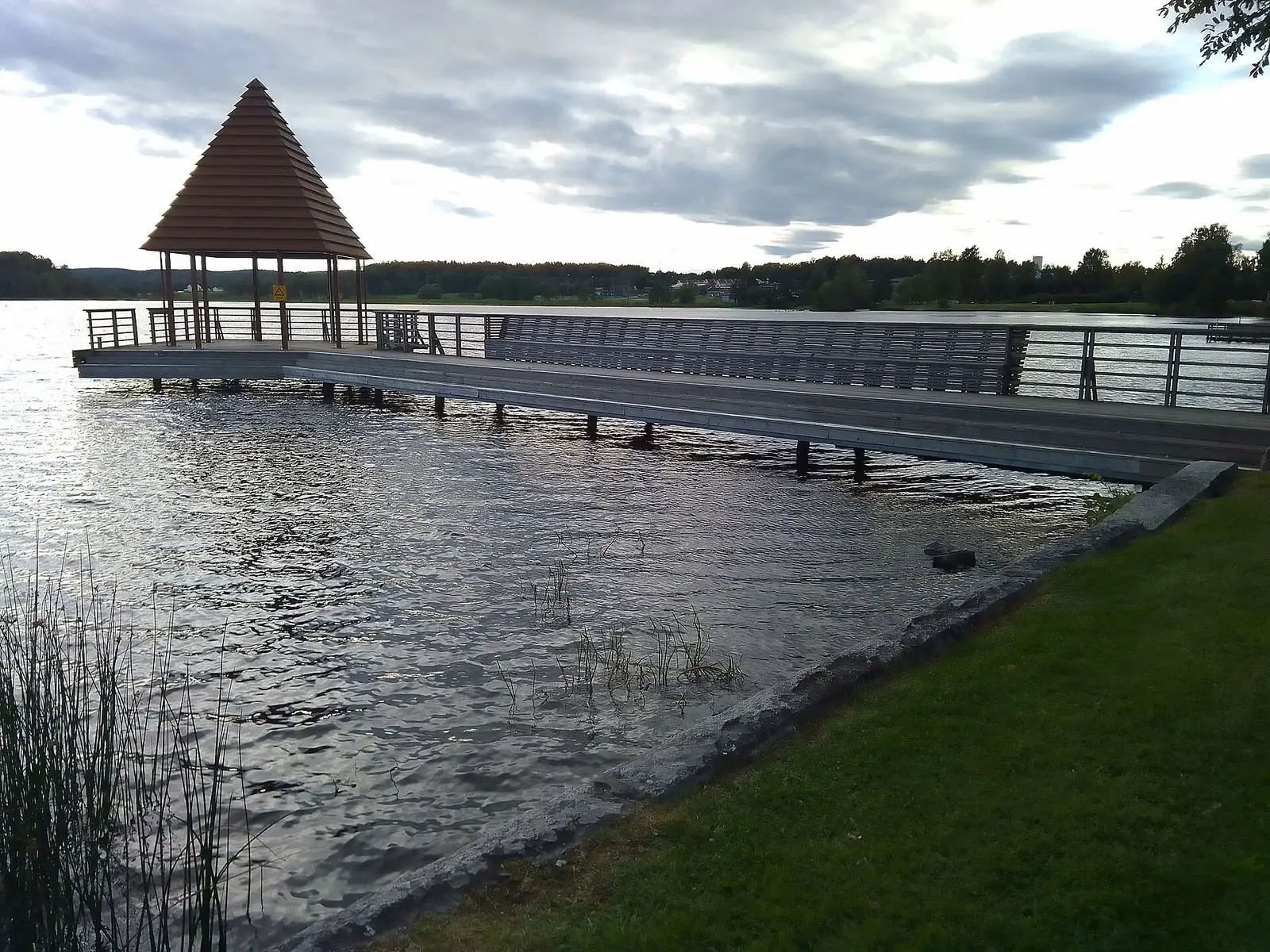 Brygga med tak vid Lindesjön