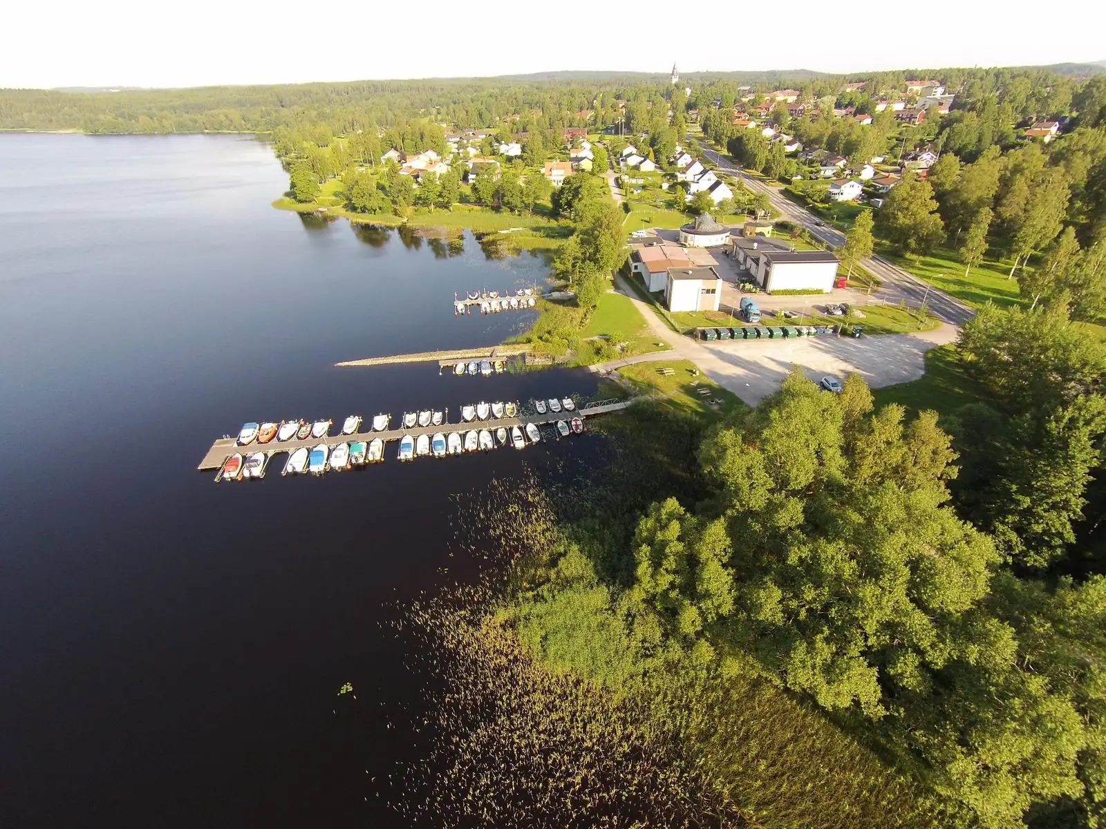 Småbåtshamnen i Skinnskatteberg från luften