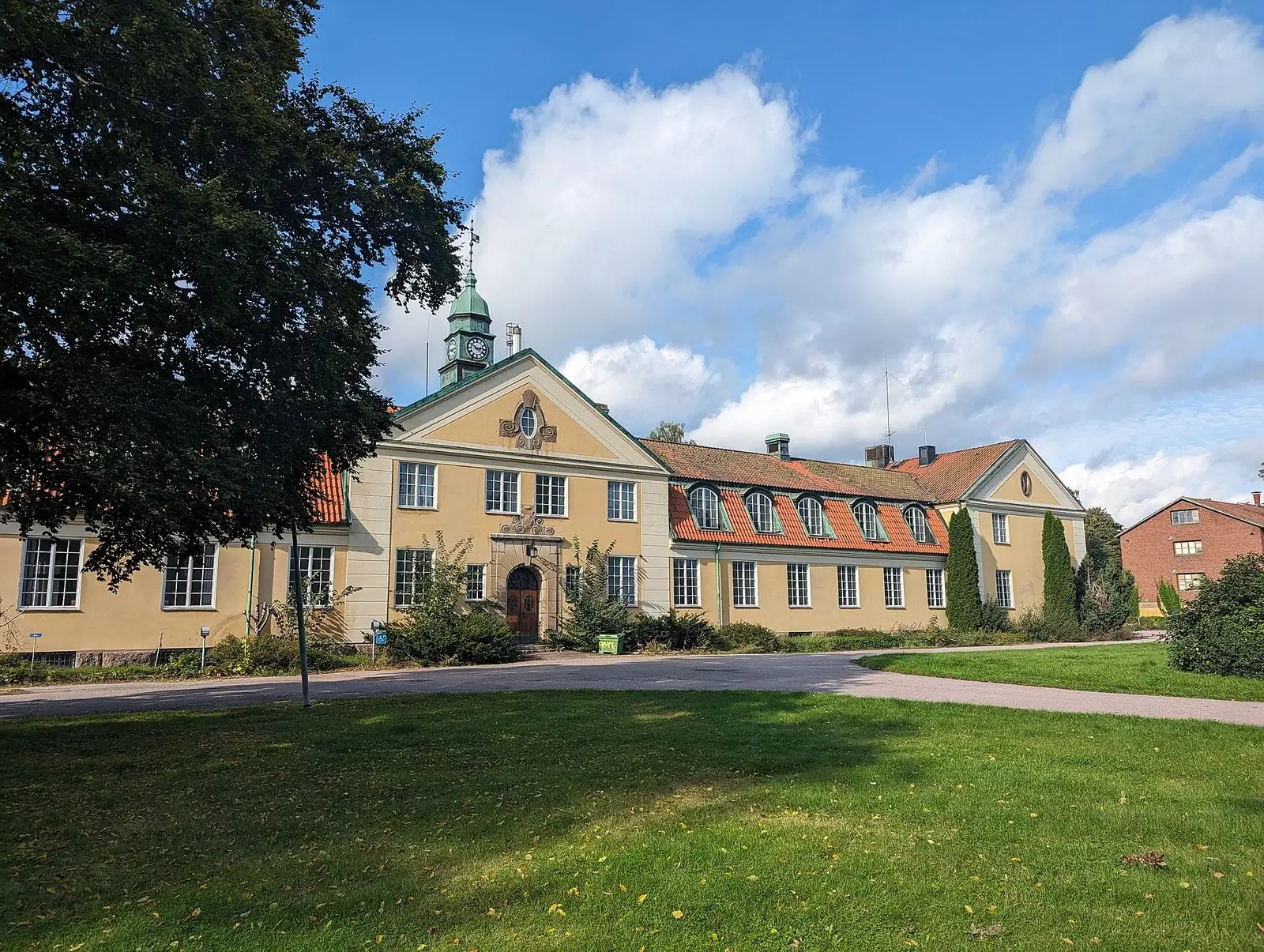 Gul byggnad i Surahammar