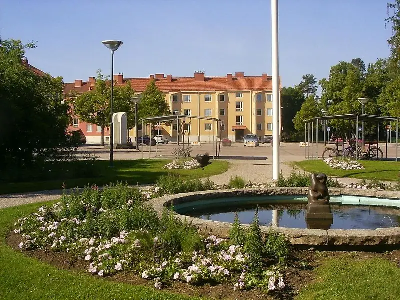 Park med fontän i centrala Kungsör