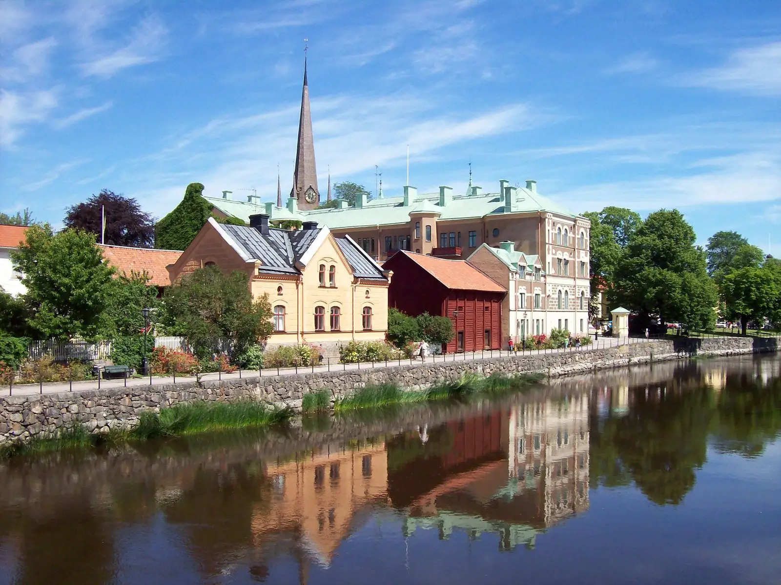 Arbogaån och stadens hus med kyrkan i bakgrunden