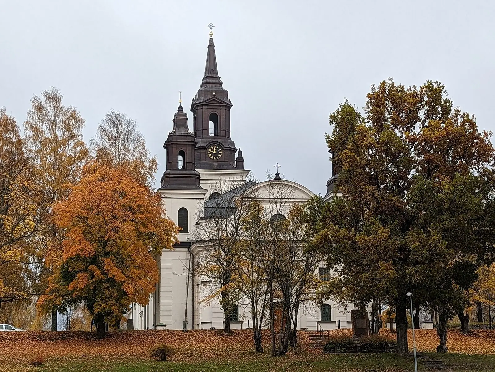 Ockelbo kyrka en höstdag