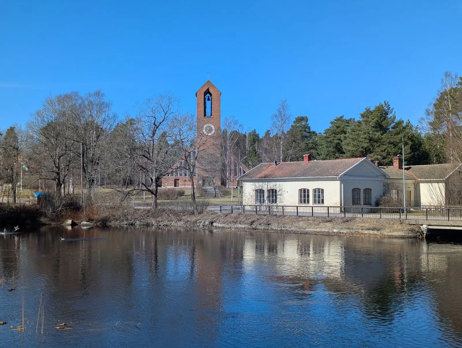 Kyrkan och dammen i Hofors