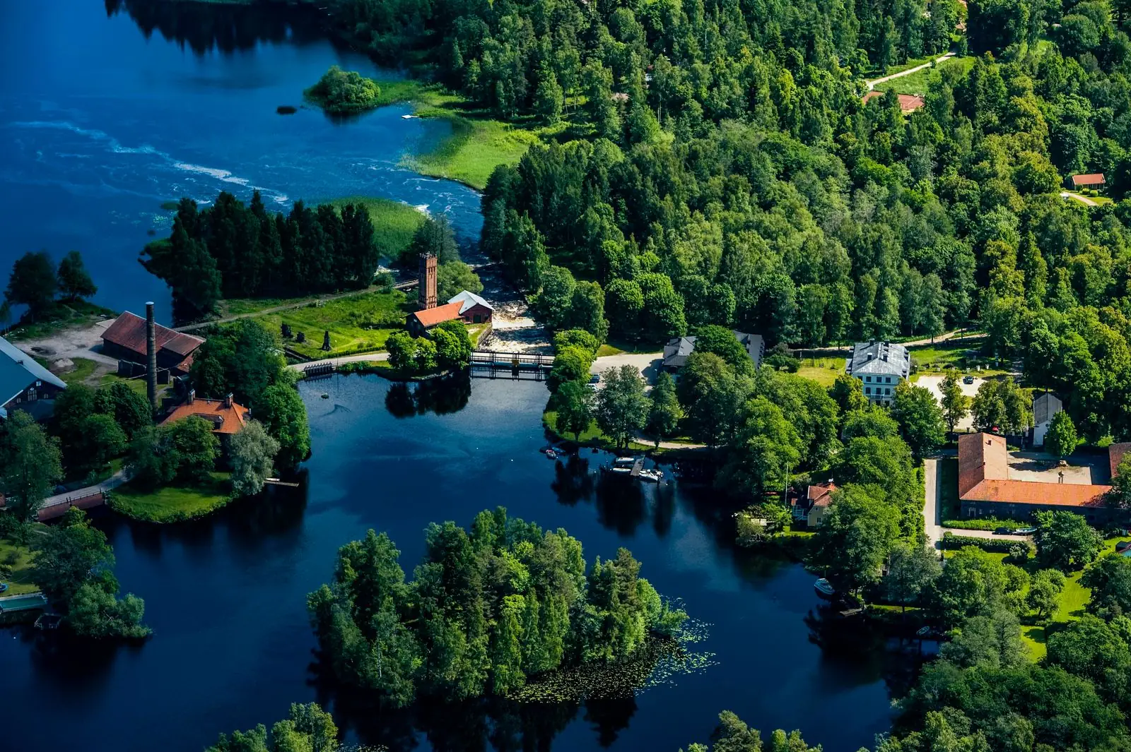 Sandviken vid sjön från luften