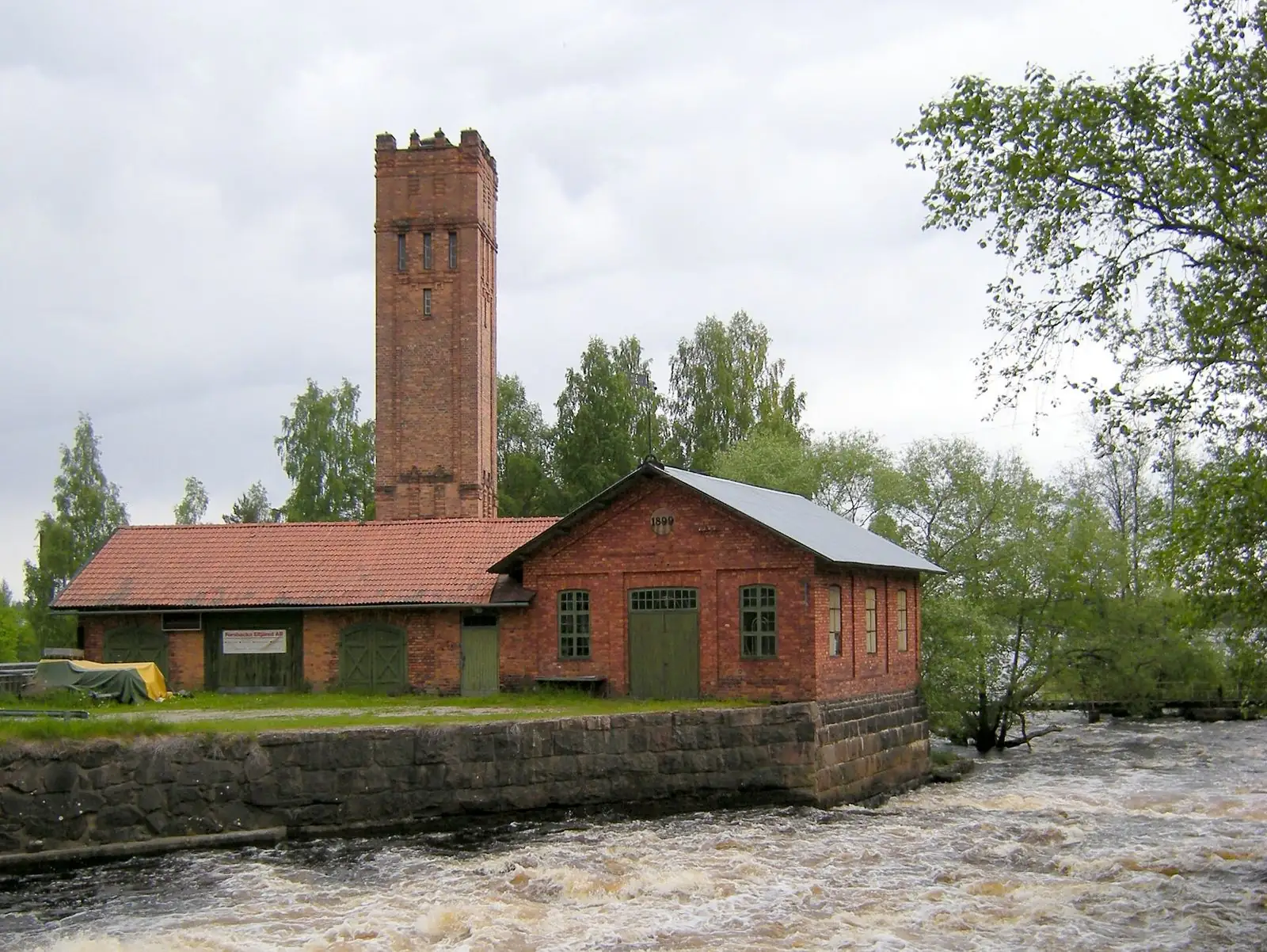 Gammalt tegelhus vid ån i Sandviken