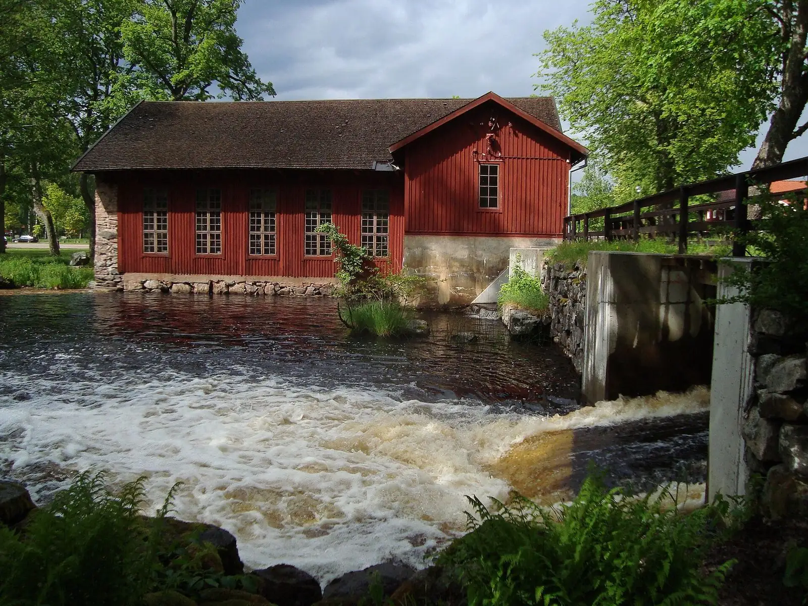 Rött hus vid forsen i Sandviken