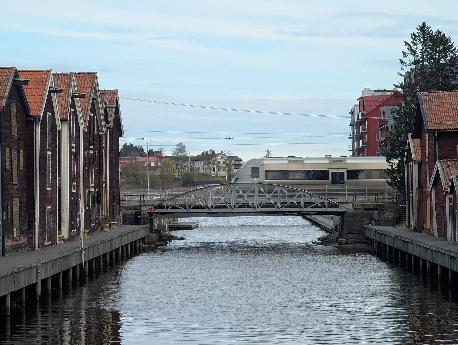 Kanal med sjöbodar i Hudiksvall