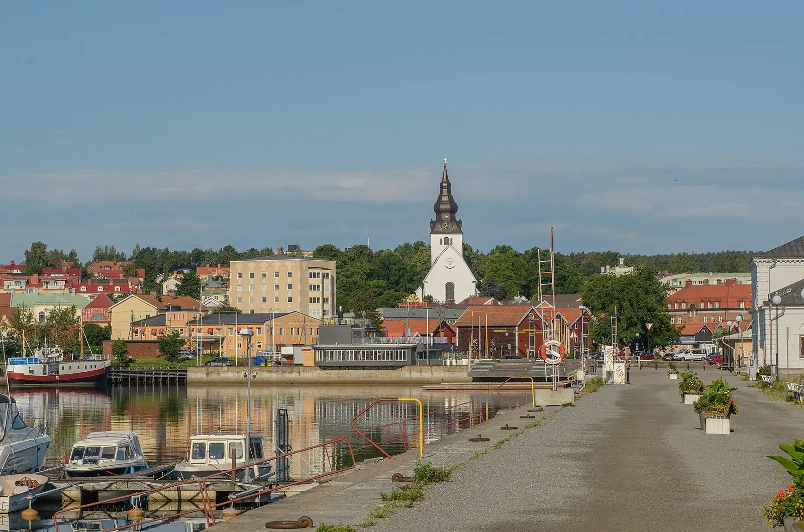 Hudiksvalls hamn och kyrka