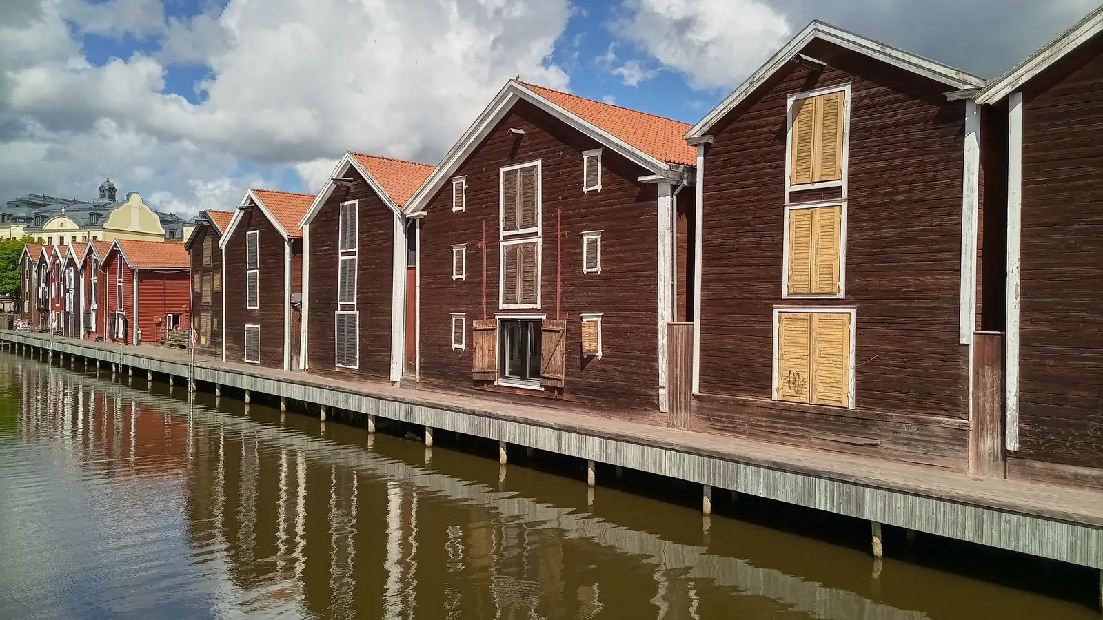 Röda sjöbodar vid vattnet i Hudiksvall