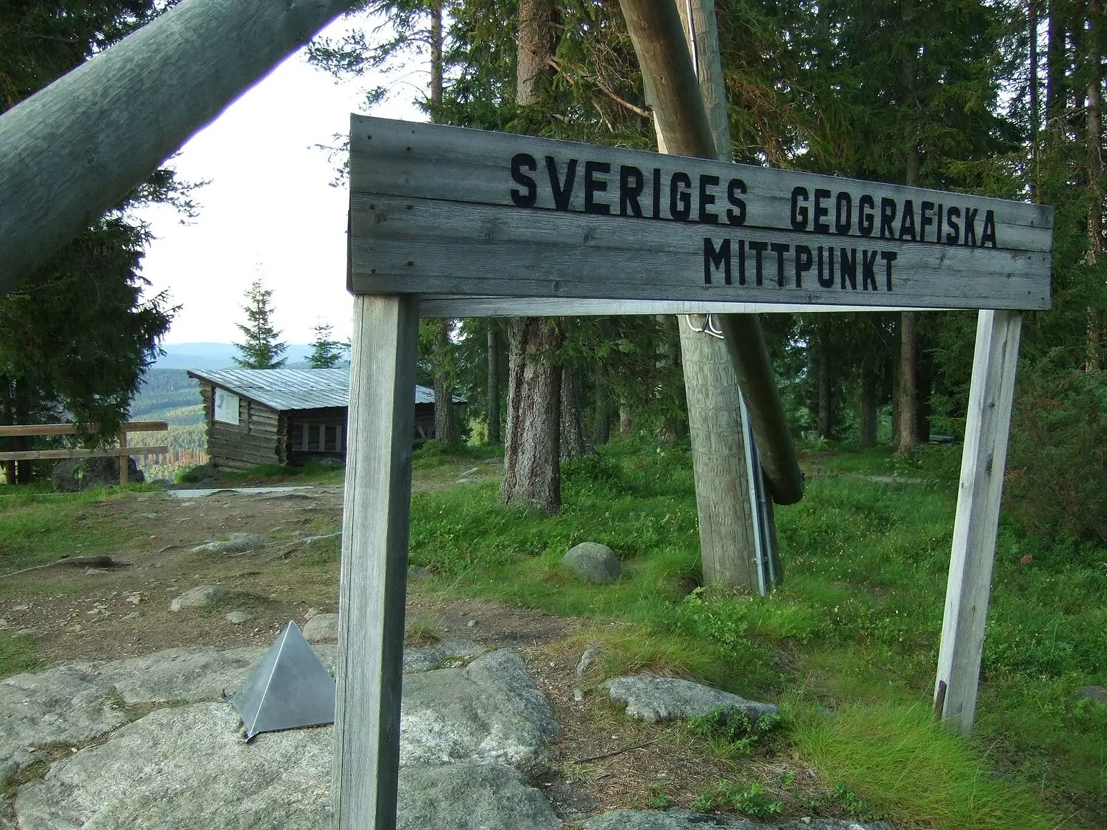 Skylten vid Sveriges geografiska mittpunkt