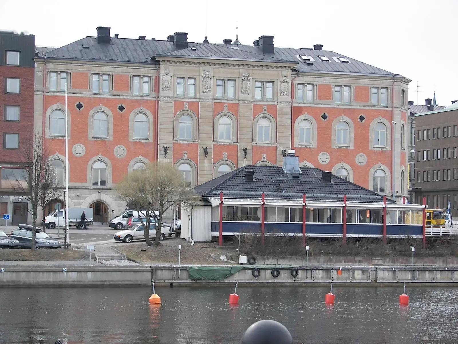 Hus vid vattnet i Härnösand