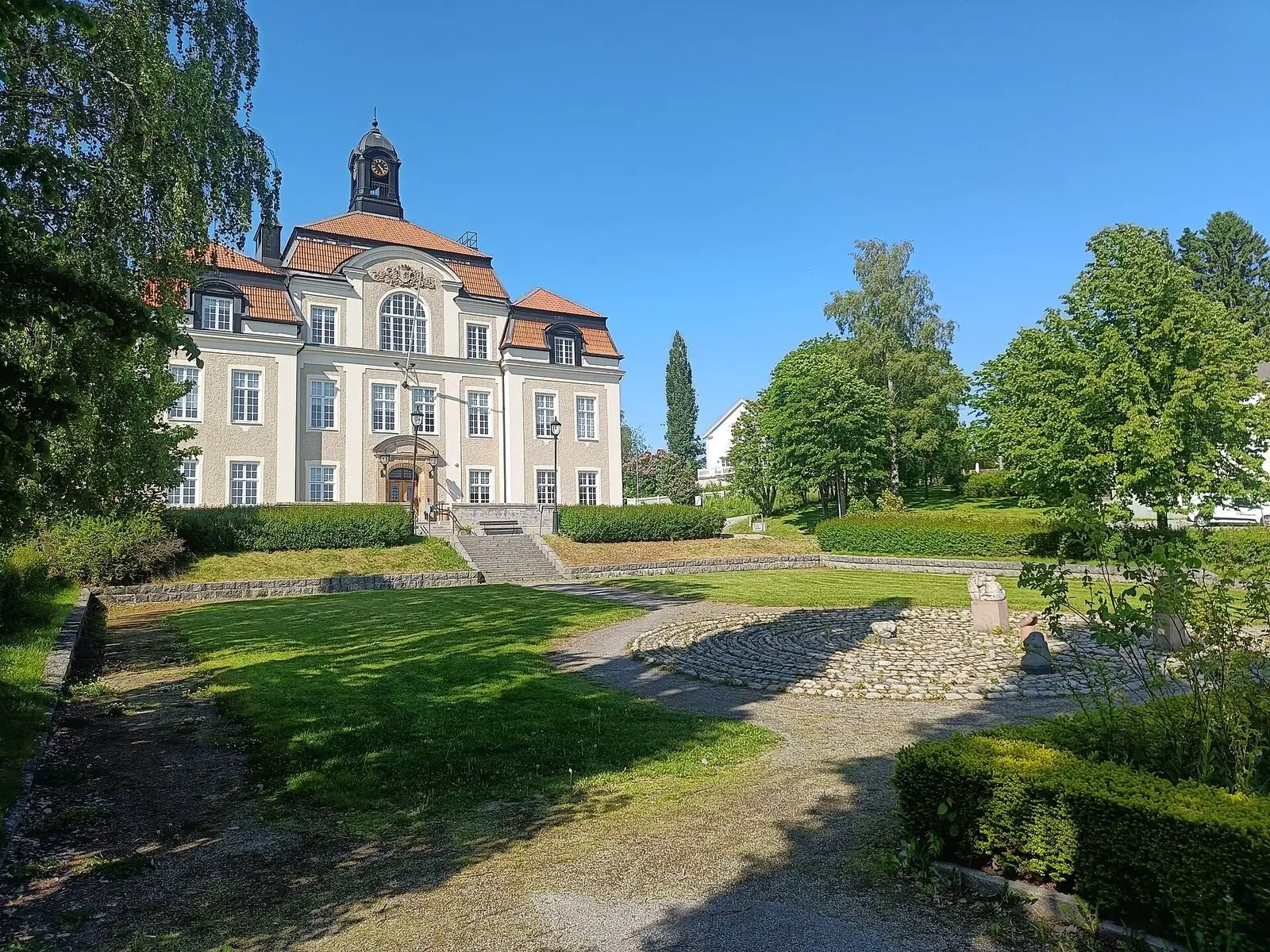Park och byggnad i Örnsköldsvik