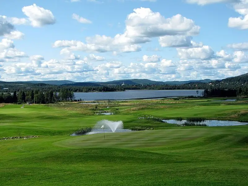 Golfbana och sjö vid Örnsköldsvik