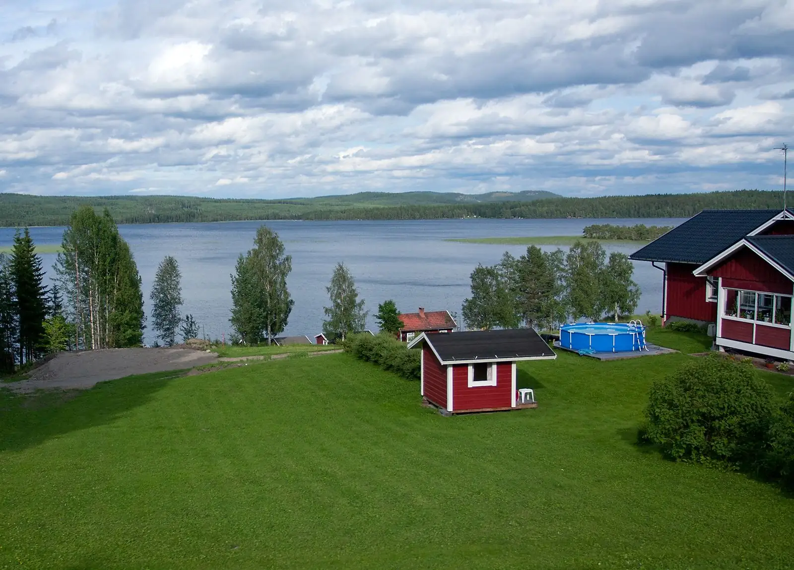 Röda stugor vid sjön
