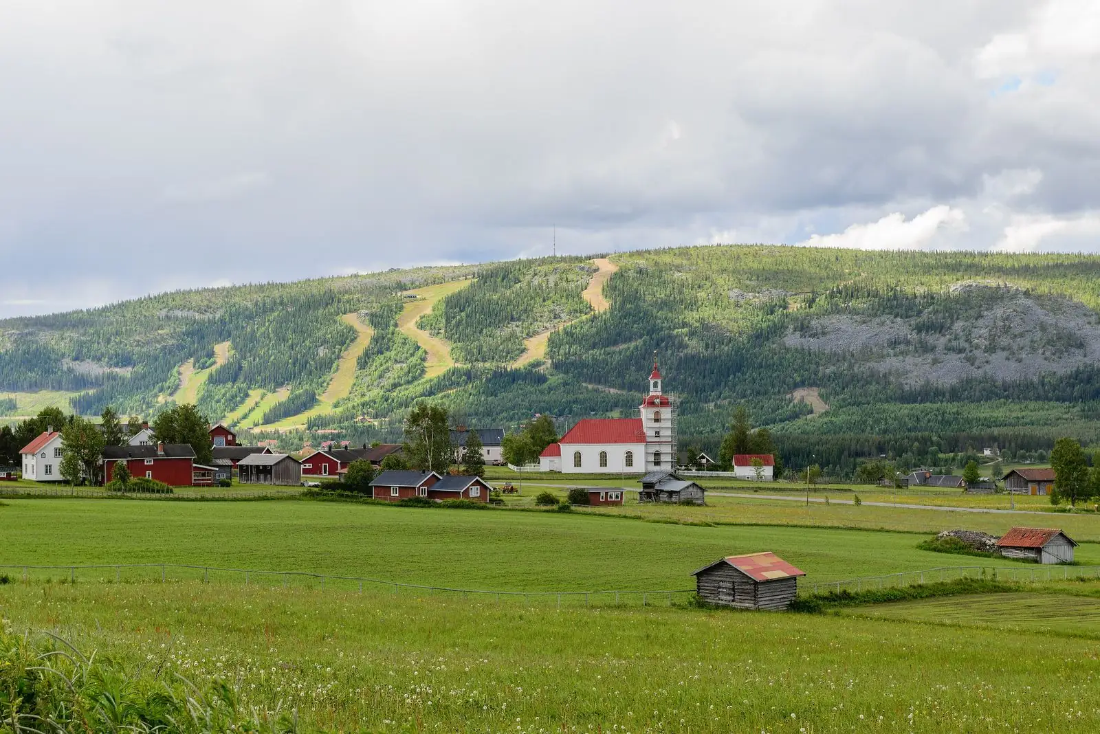 Fjällby med kyrka i Bergs kommun