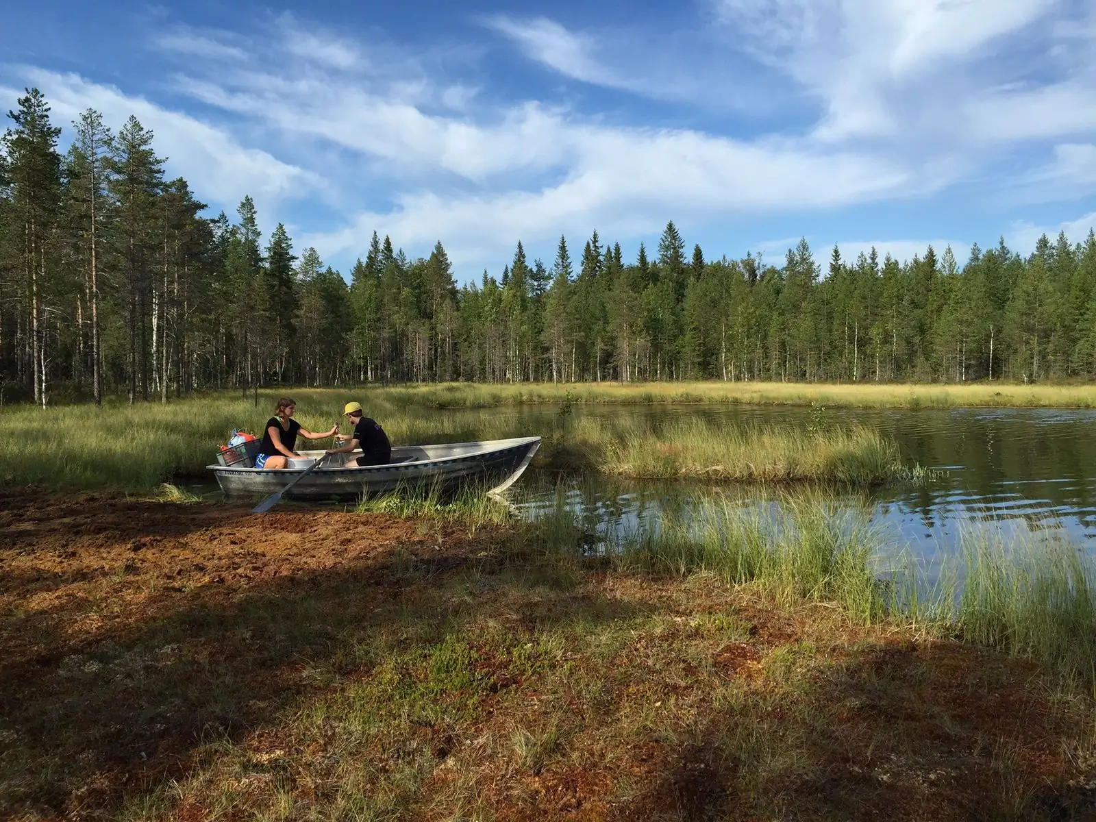Roddbåt på en skogssjö
