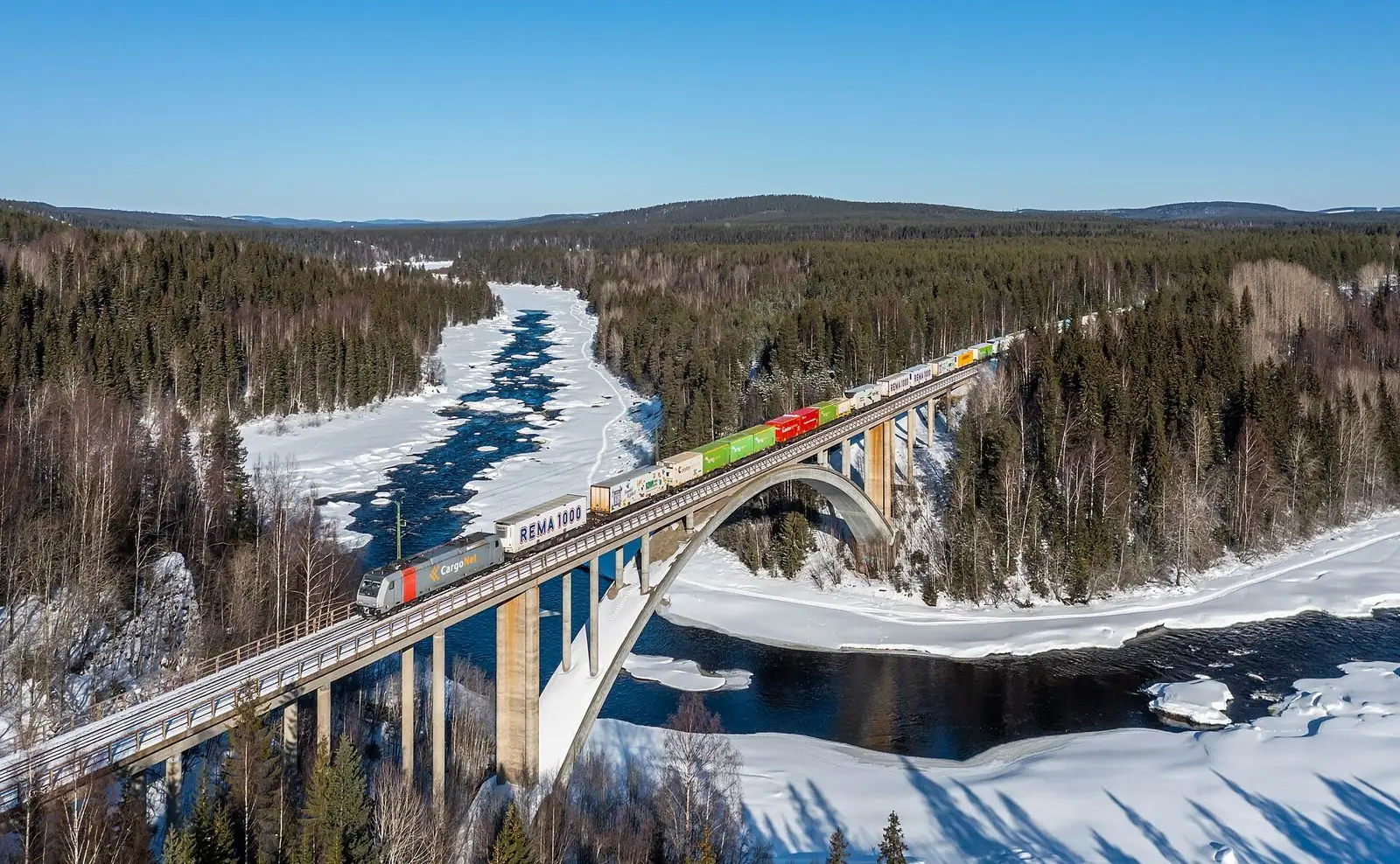 Järnvägsbron över älven i vinterljus