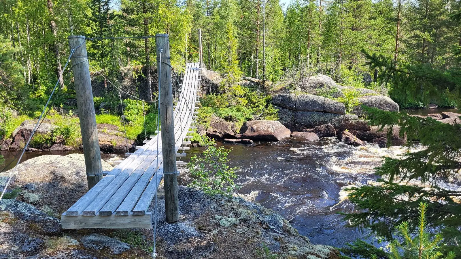 Gångbro över forsen
