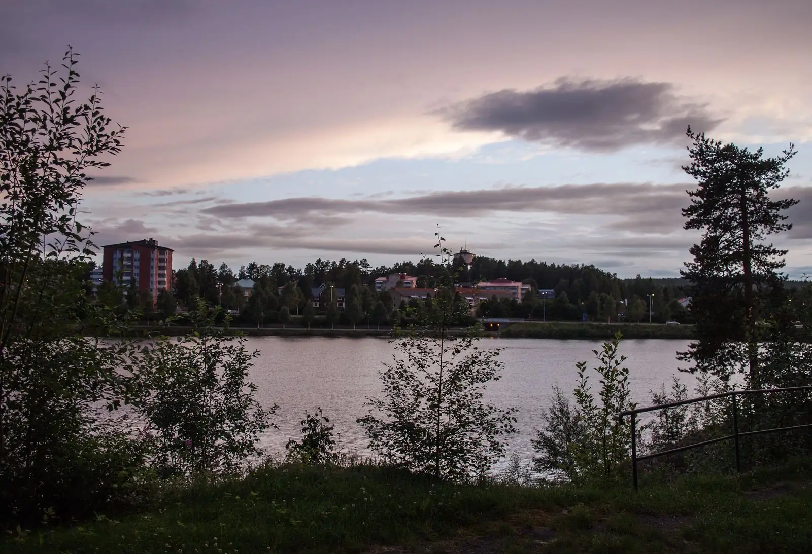 Lycksele vid sjön i skymning