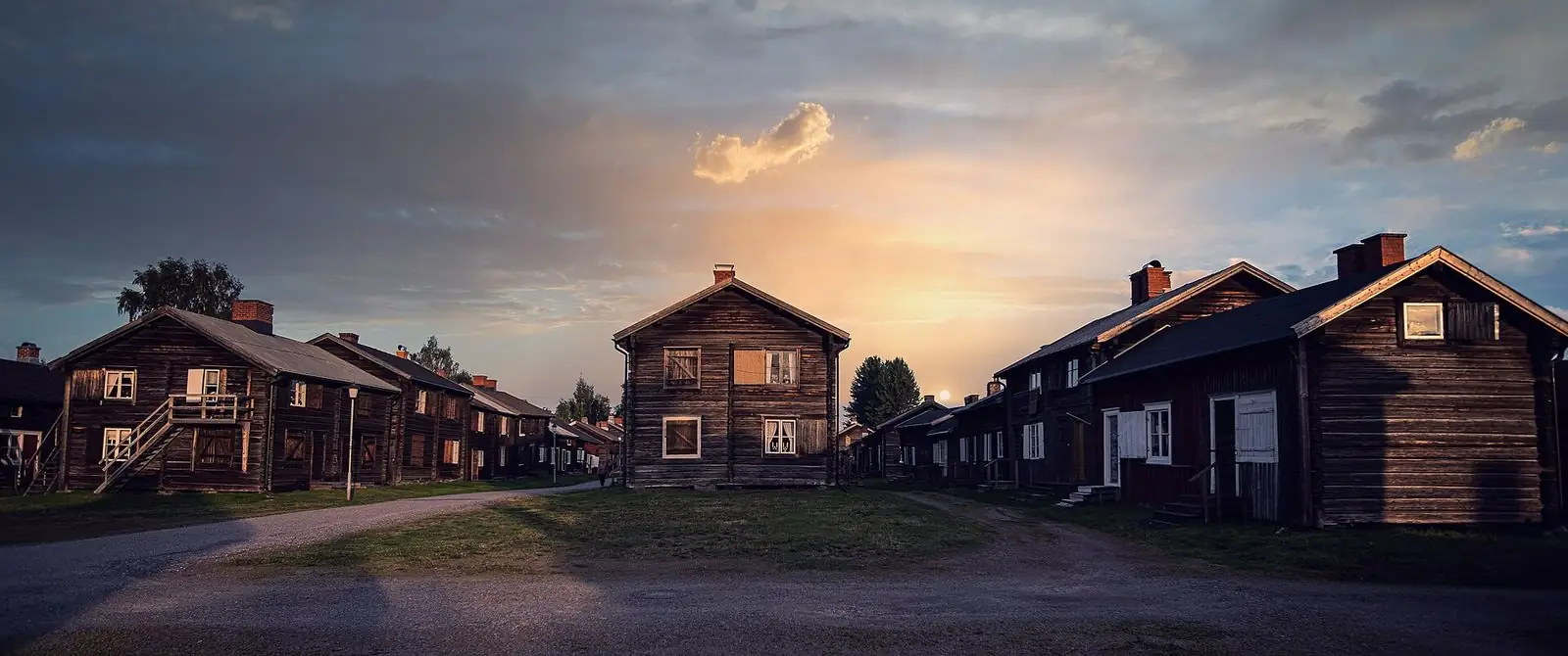 Kyrkstugorna i Bonnstan i solnedgång