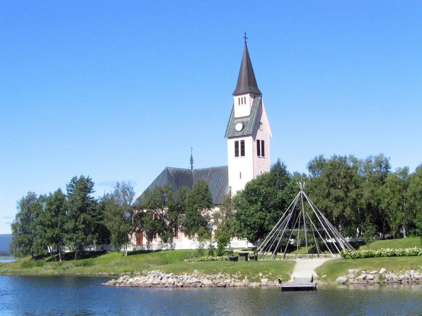Arjeplogs kyrka vid sjön