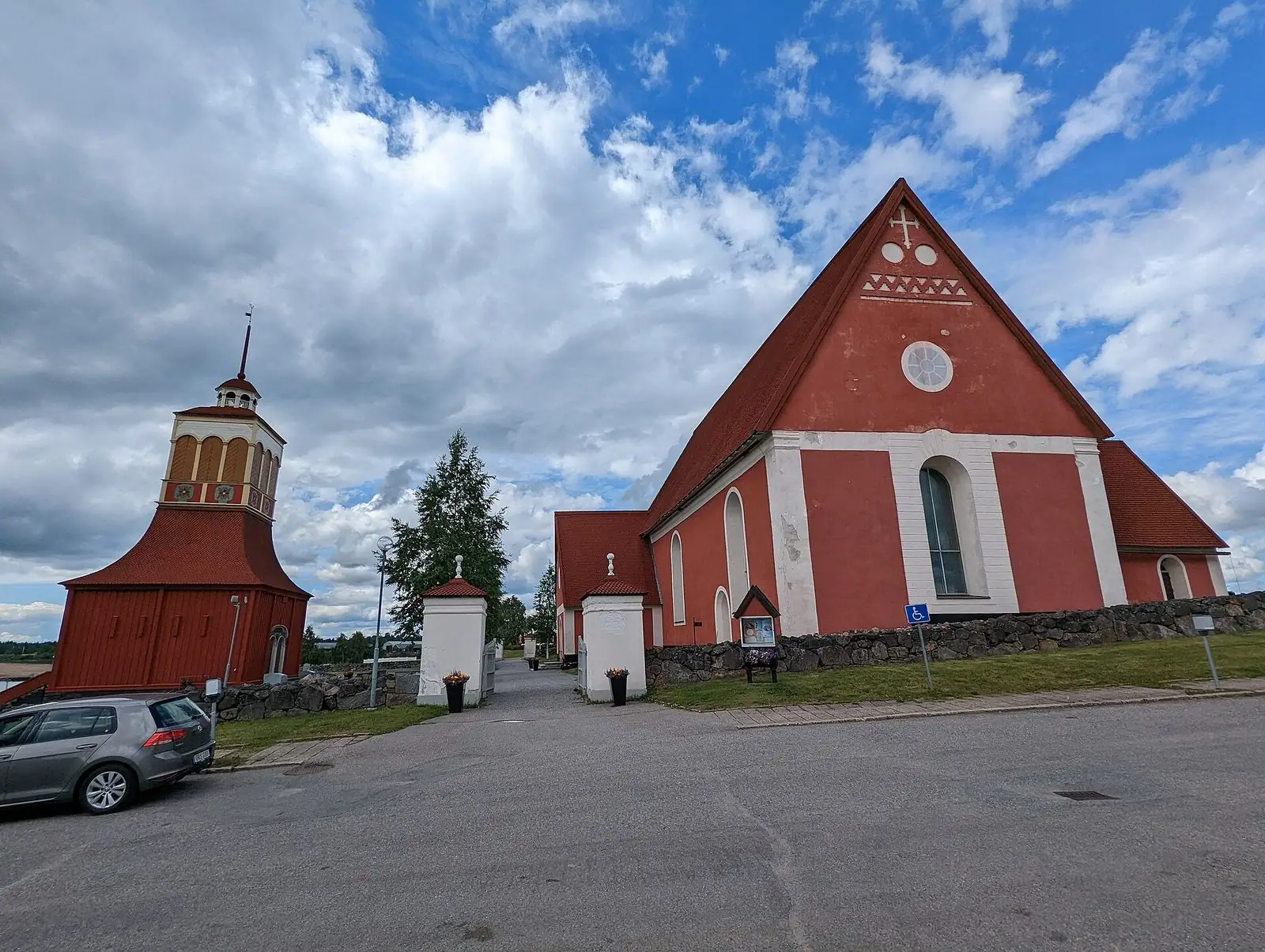 Nederkalix kyrka med klockstapel