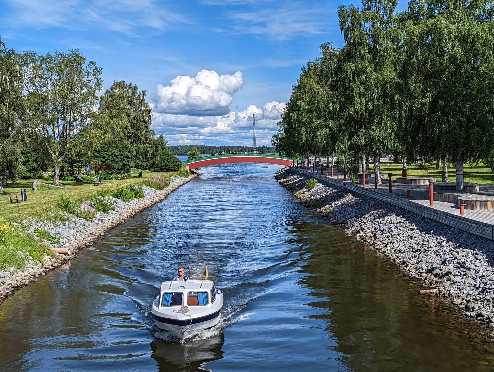 Båt på väg genom Piteå en sommardag