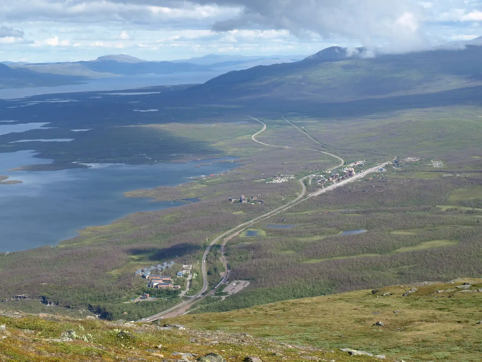 Utsikt över Abisko och Torneträsk